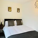 Charming 4 Bedroom Home - Near Wollaton Park, Uni, Qmc, City Centre & M1 - Sleeps 8