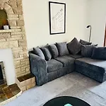 Charming 4 Bedroom Home - Near Wollaton Park, Uni, Qmc, City Centre & M1 - Sleeps 8