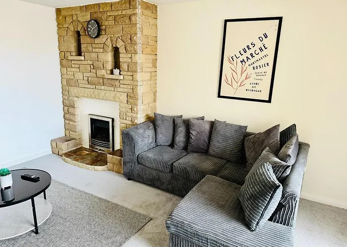 Charming 4 Bedroom Home - Near Wollaton Park, Uni, Qmc, City Centre & M1 - Sleeps 8