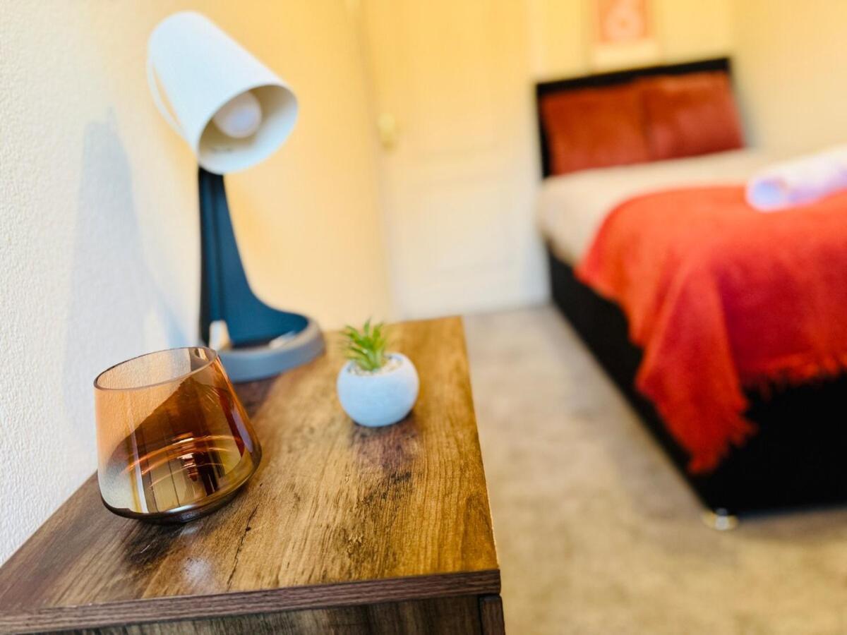 Charming 4 Bedroom Home - Near Wollaton Park, Uni, Qmc, City Centre & M1 - Sleeps 8 *