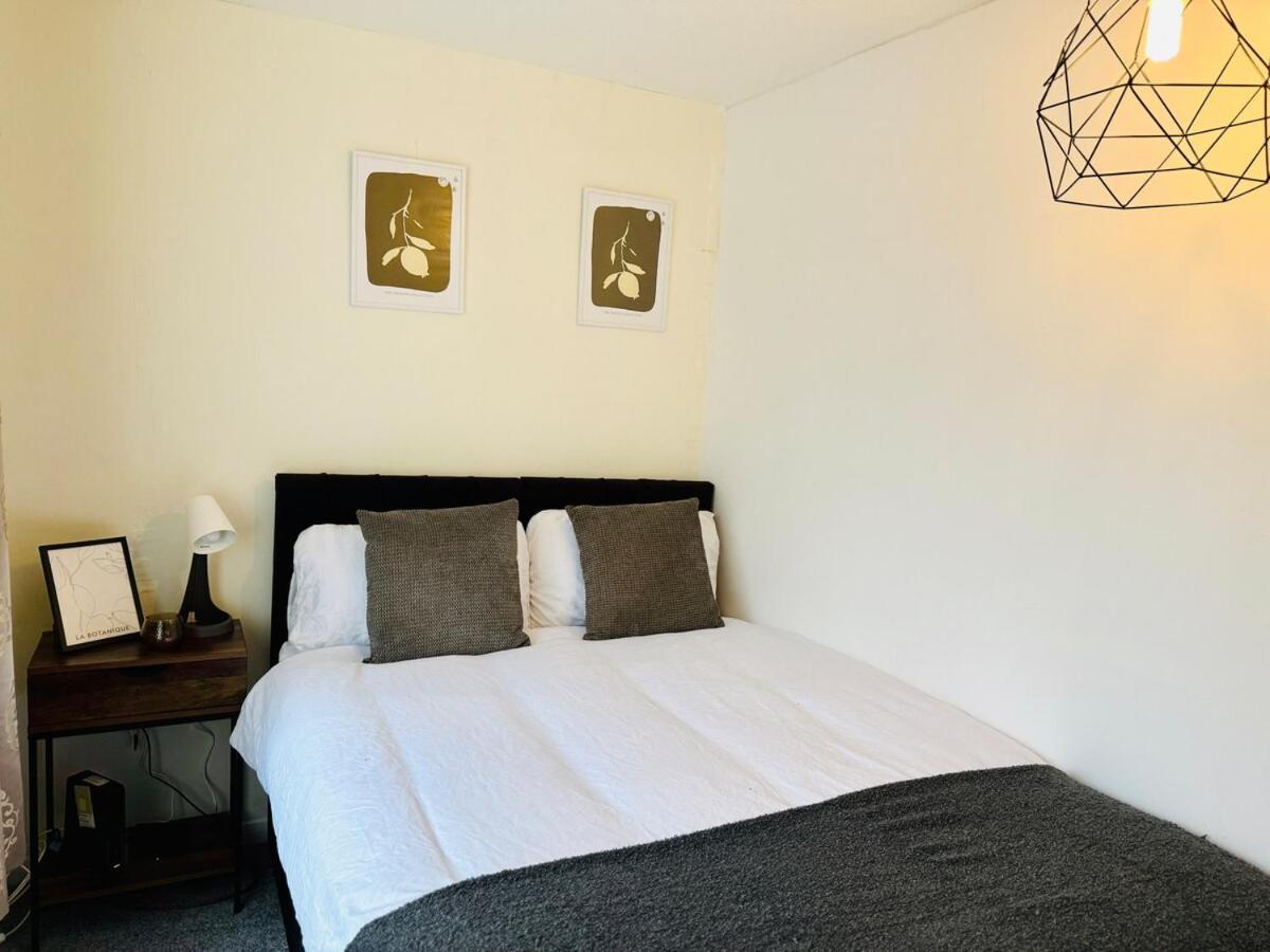 Charming 4 Bedroom Home - Near Wollaton Park, Uni, Qmc, City Centre & M1 - Sleeps 8 Nottingham