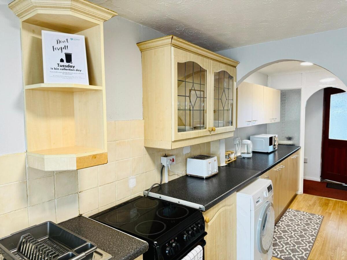 Charming 4 Bedroom Home - Near Wollaton Park, Uni, Qmc, City Centre & M1 - Sleeps 8