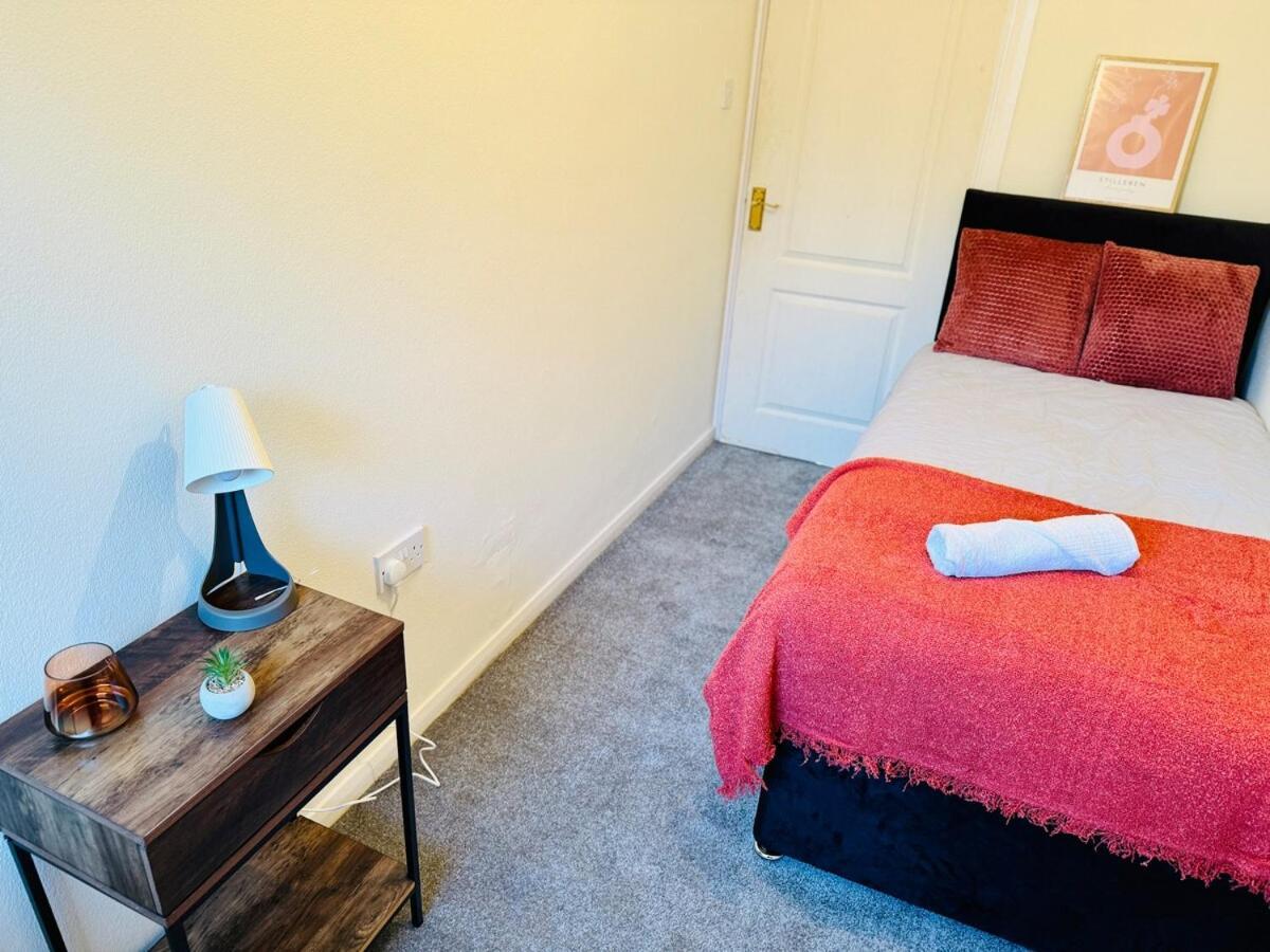 Holiday home Charming 4 Bedroom Home - Near Wollaton Park, Uni, Qmc, City Centre & M1 - Sleeps 8 *