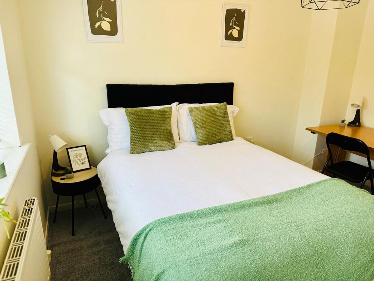 Charming 4 Bedroom Home - Near Wollaton Park, Uni, Qmc, City Centre & M1 - Sleeps 8 *