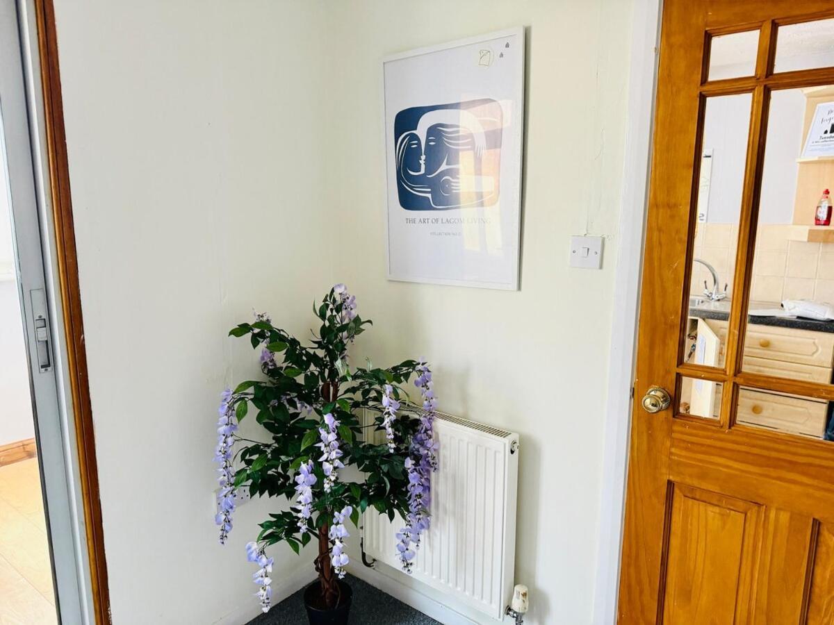 Charming 4 Bedroom Home - Near Wollaton Park, Uni, Qmc, City Centre & M1 - Sleeps 8 *