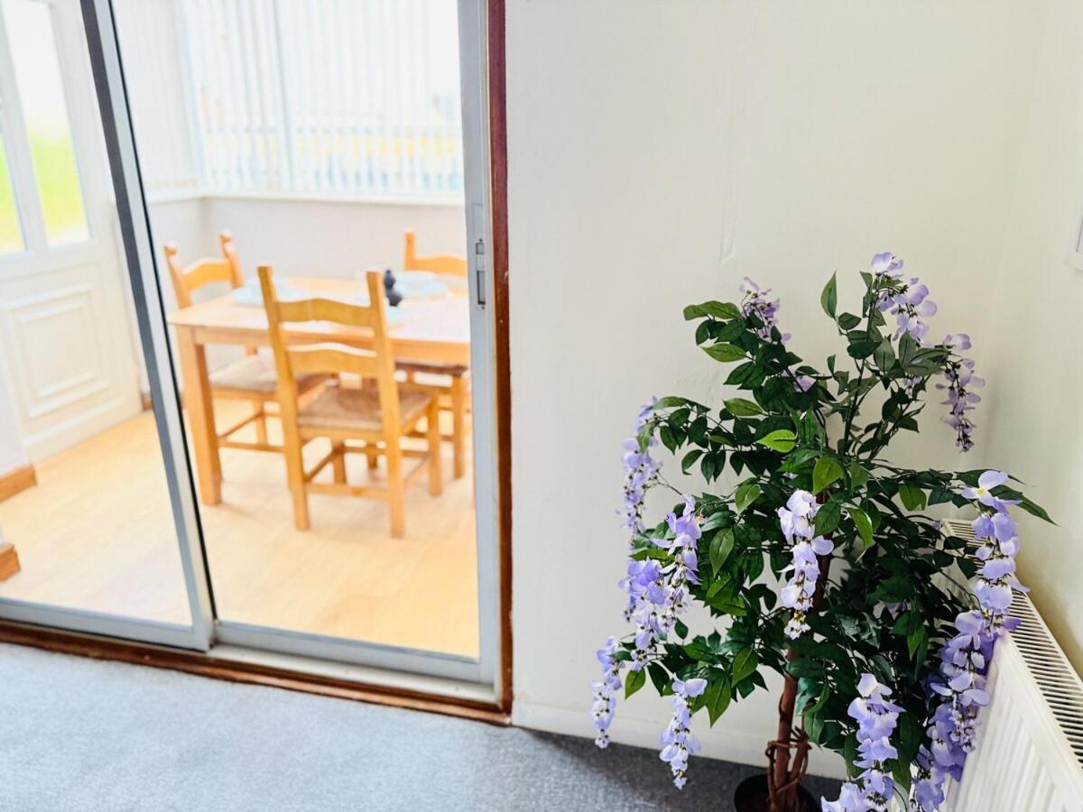 Holiday home Charming 4 Bedroom Home - Near Wollaton Park, Uni, Qmc, City Centre & M1 - Sleeps 8 Nottingham