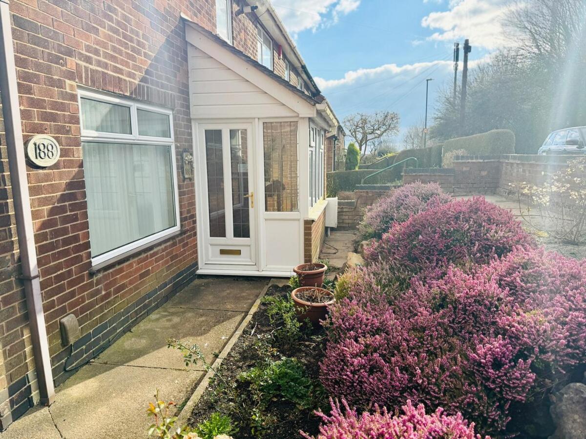 Holiday home Charming 4 Bedroom Home - Near Wollaton Park, Uni, Qmc, City Centre & M1 - Sleeps 8 *