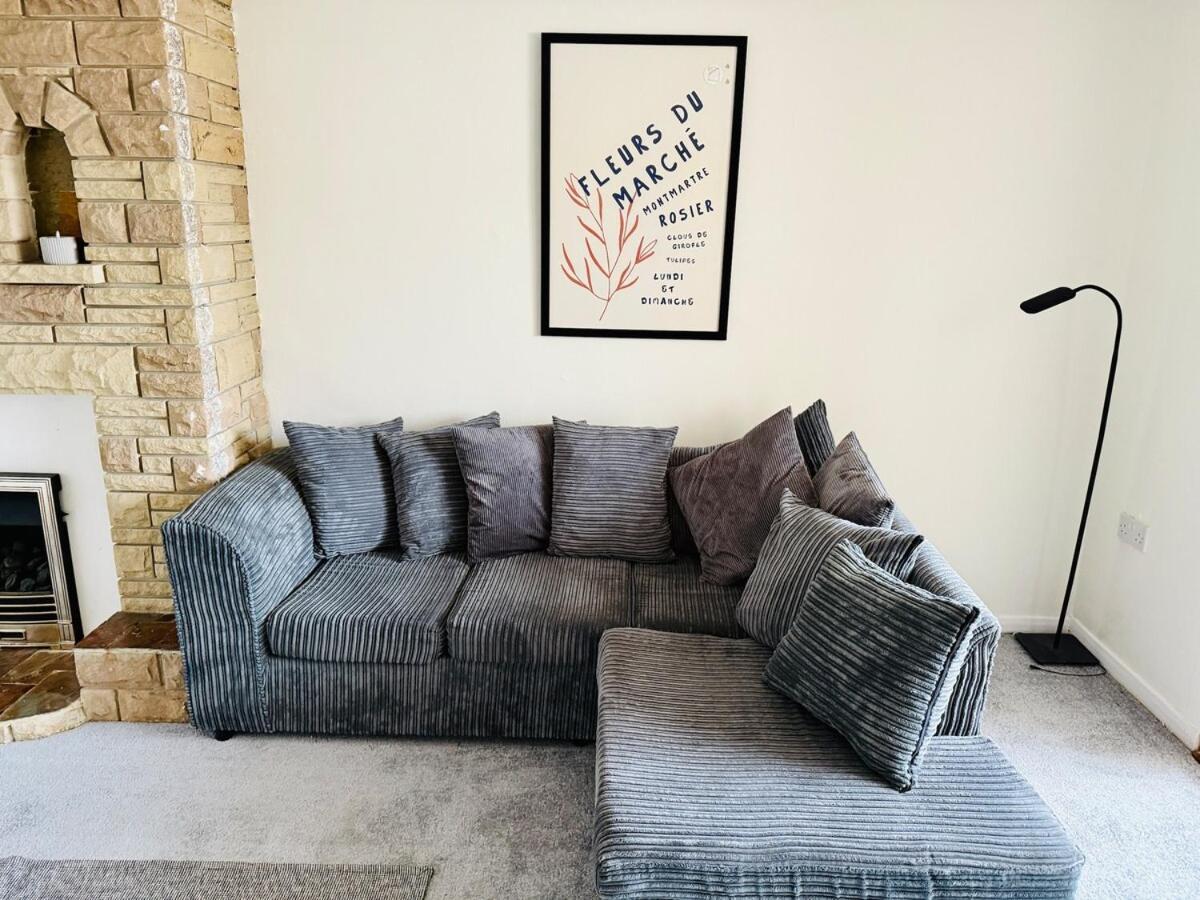 Charming 4 Bedroom Home - Near Wollaton Park, Uni, Qmc, City Centre & M1 - Sleeps 8 Nottingham