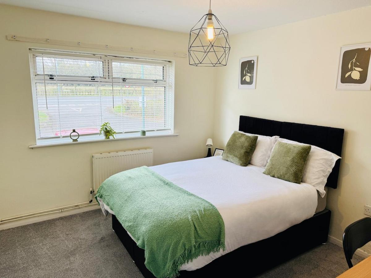 Holiday home Charming 4 Bedroom Home - Near Wollaton Park, Uni, Qmc, City Centre & M1 - Sleeps 8 *