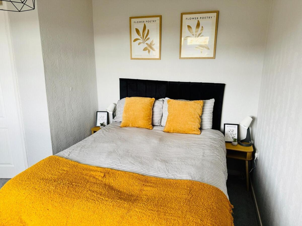 Charming 4 Bedroom Home - Near Wollaton Park, Uni, Qmc, City Centre & M1 - Sleeps 8 * Nottingham