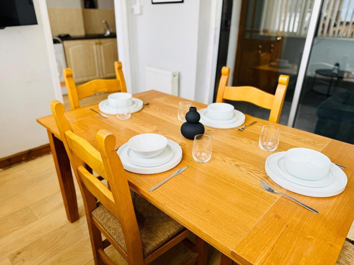 Charming 4 Bedroom Home - Near Wollaton Park, Uni, Qmc, City Centre & M1 - Sleeps 8 Holiday home Nottingham